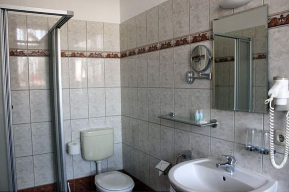 comfort double room | bathroom | free toiletries, hair dryer, towels