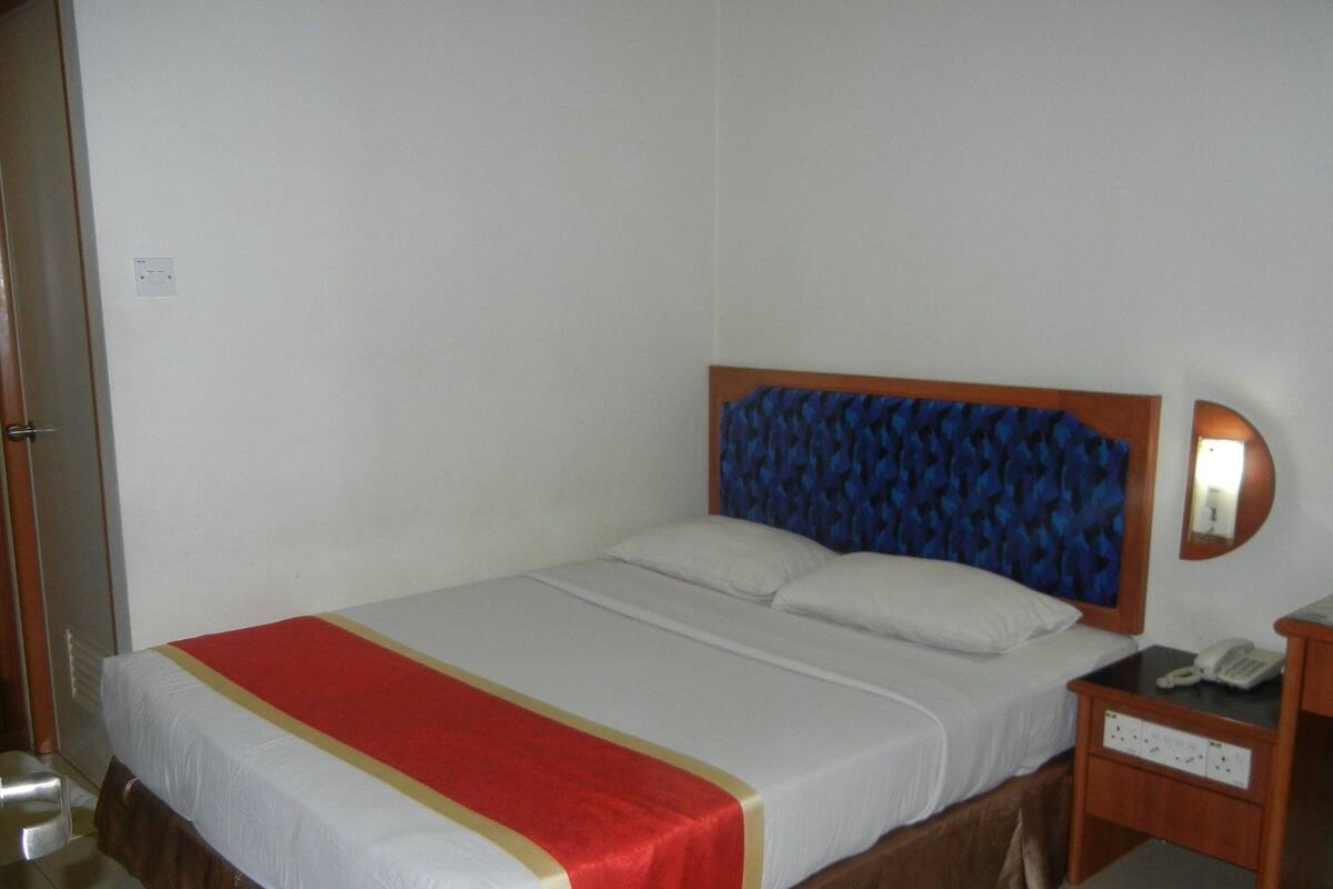 Standard Room, 1 Queen Bed | Desk, iron/ironing board, rollaway beds, free WiFi