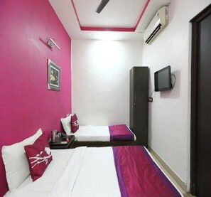 Deluxe Triple Room, Multiple Beds | In-room safe, desk, iron/ironing board, free WiFi