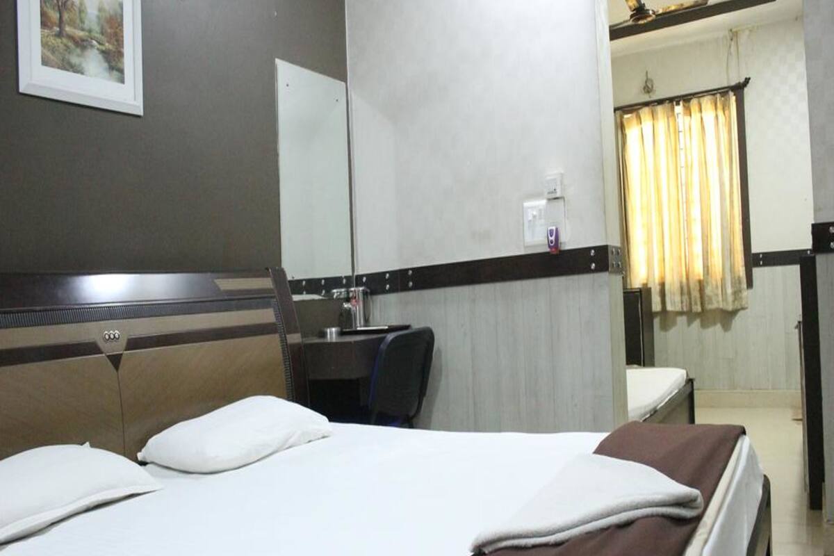 Deluxe Room, 1 Double Bed | In-room safe, desk, iron/ironing board, free WiFi
