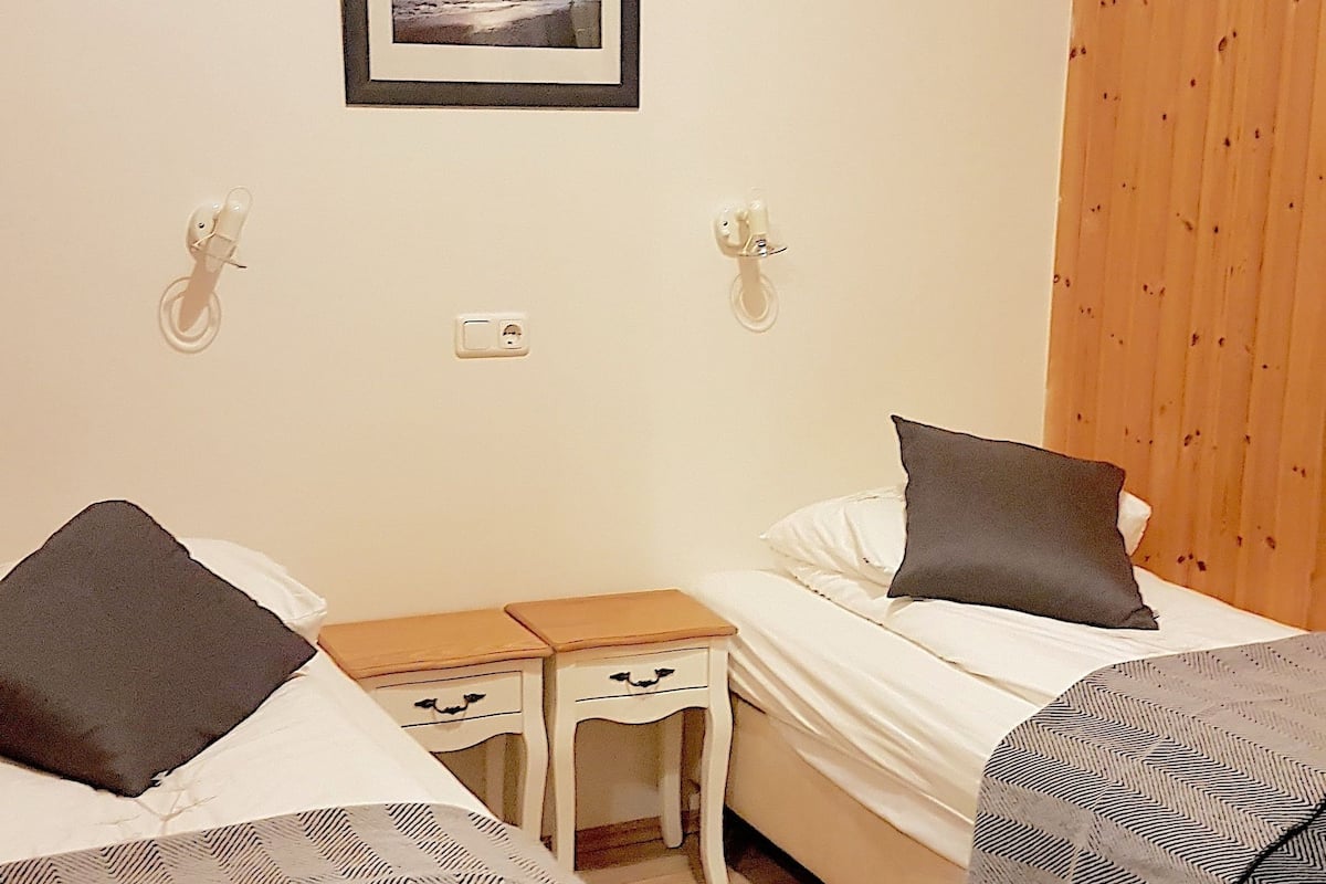 Double or Twin Room, Private Bathroom | Meja, langsir/tirai gelap terus, Wi-fi percuma, cadar katil 