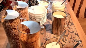 Una mesa de buffet con diversos alimentos y recipientes.
