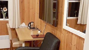 Herbergi fyrir tvo - einkabaðherbergi | 2 svefnherbergi, skrifborð, myrkratjöld/-gardínur