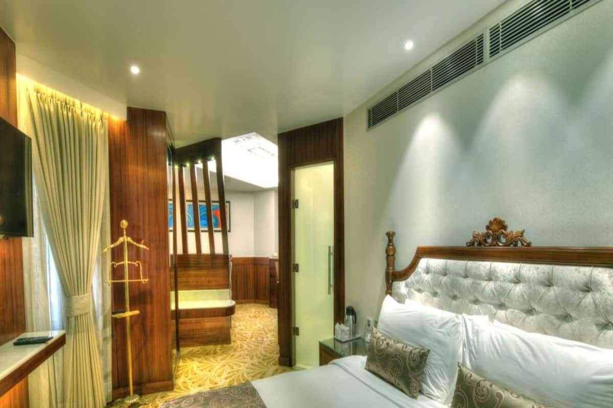 Suite, 1 Double Bed | Minibar, in-room safe, desk, iron/ironing board