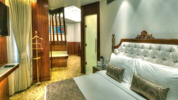 Suite, 1 Double Bed | Minibar, in-room safe, desk, iron/ironing board
