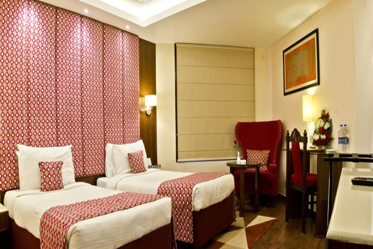 Deluxe Twin Room, 1 Double Bed | Minibar, in-room safe, desk, iron/ironing board