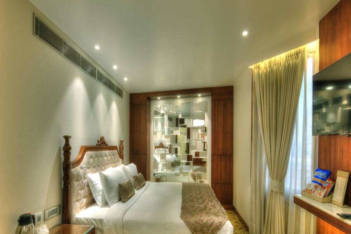 Deluxe Room, 1 Double Bed | Minibar, in-room safe, desk, iron/ironing board