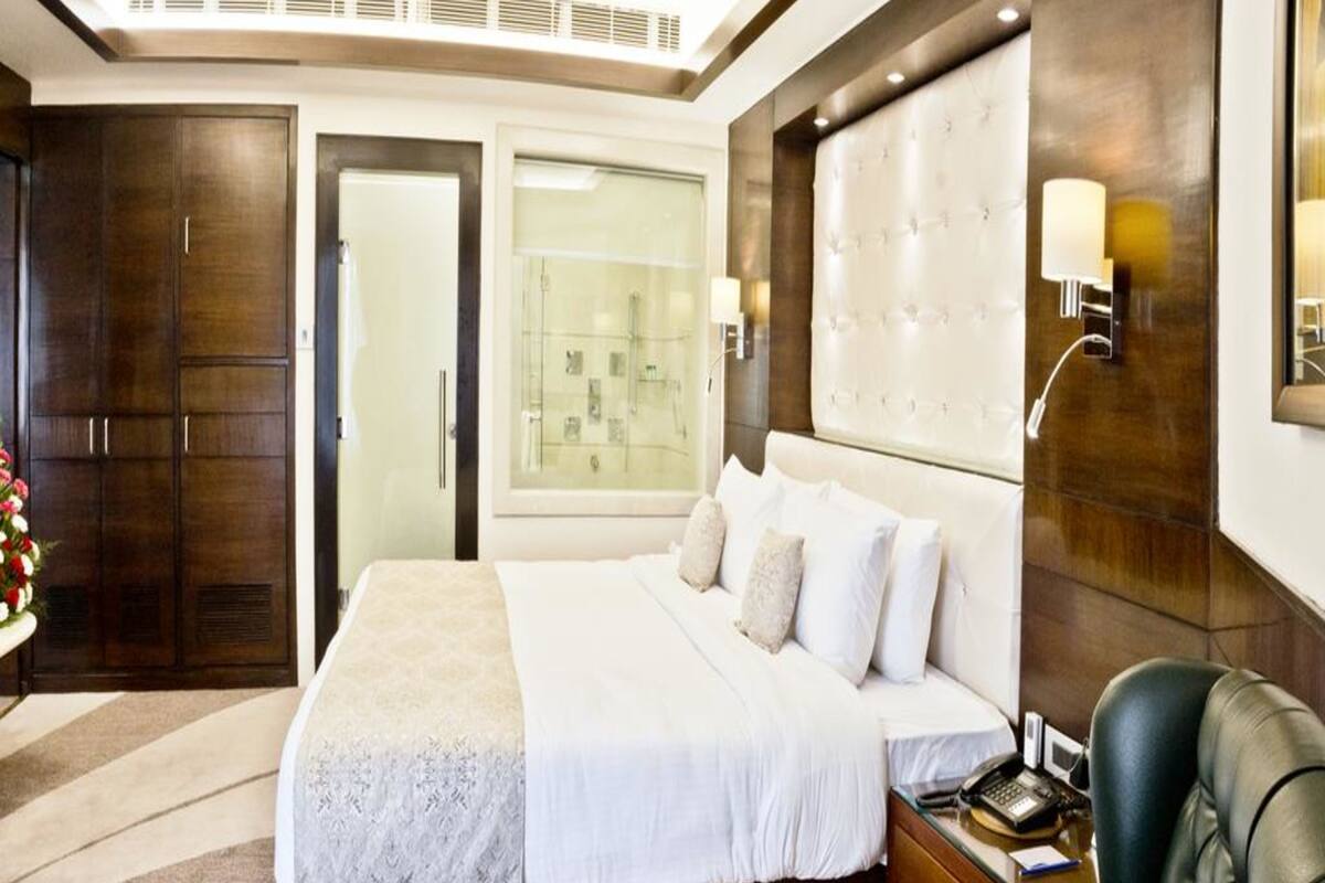 Deluxe Room, 1 King Bed | Minibar, in-room safe, desk, iron/ironing board