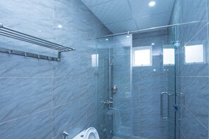 Regadera, amenidades de baño gratuitas, secadora de cabello, pantuflas 