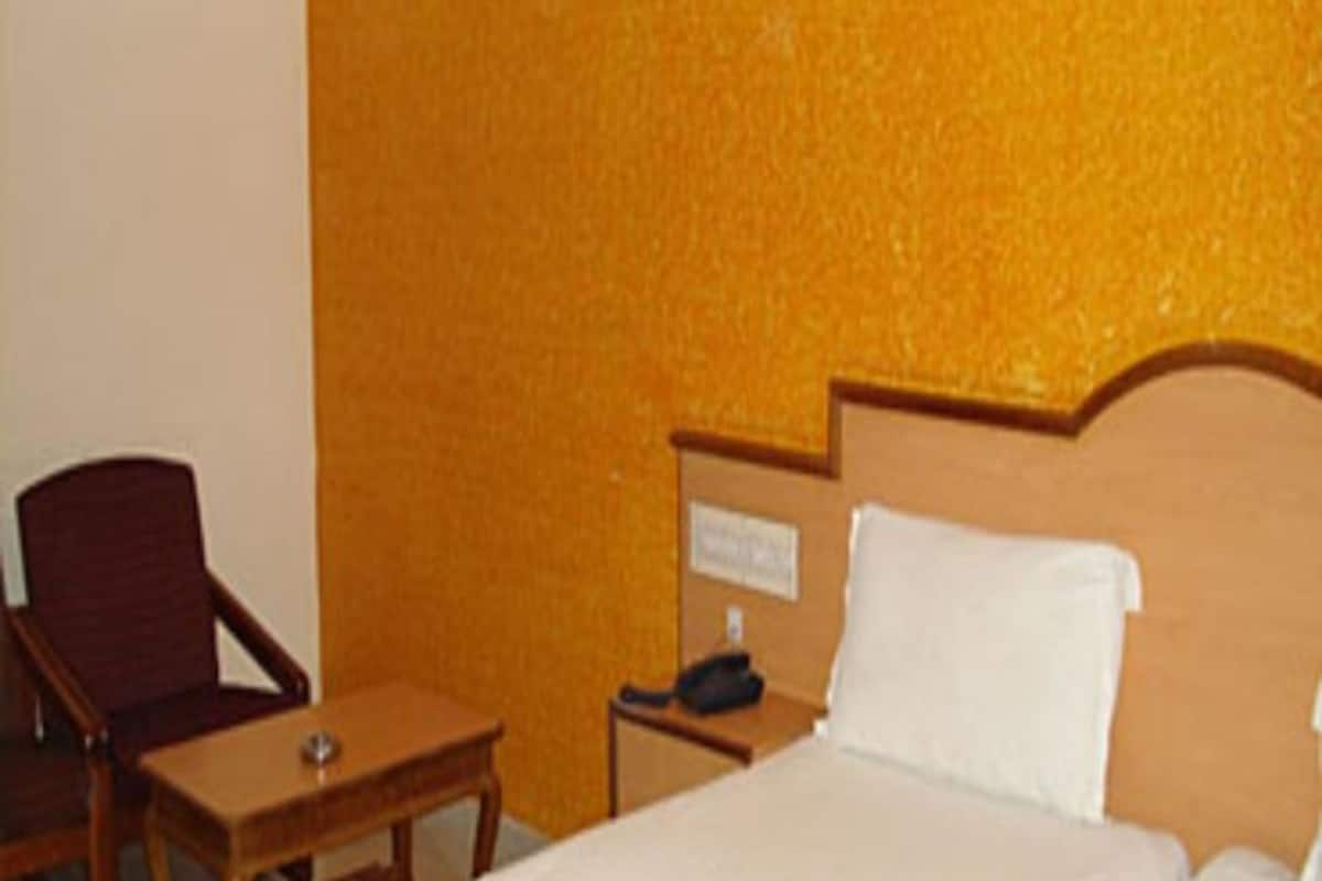 Standard Room, 1 Double Bed | In-room safe, desk, free WiFi