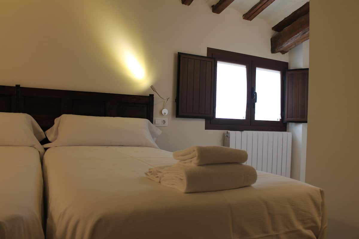 Habitación con 1 cama matrimonial o 2 individuales, baño compartido | Insonorización, tabla de planchar con plancha y wifi gratis
