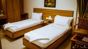 Premium bedding, desk, iron/ironing board, free WiFi