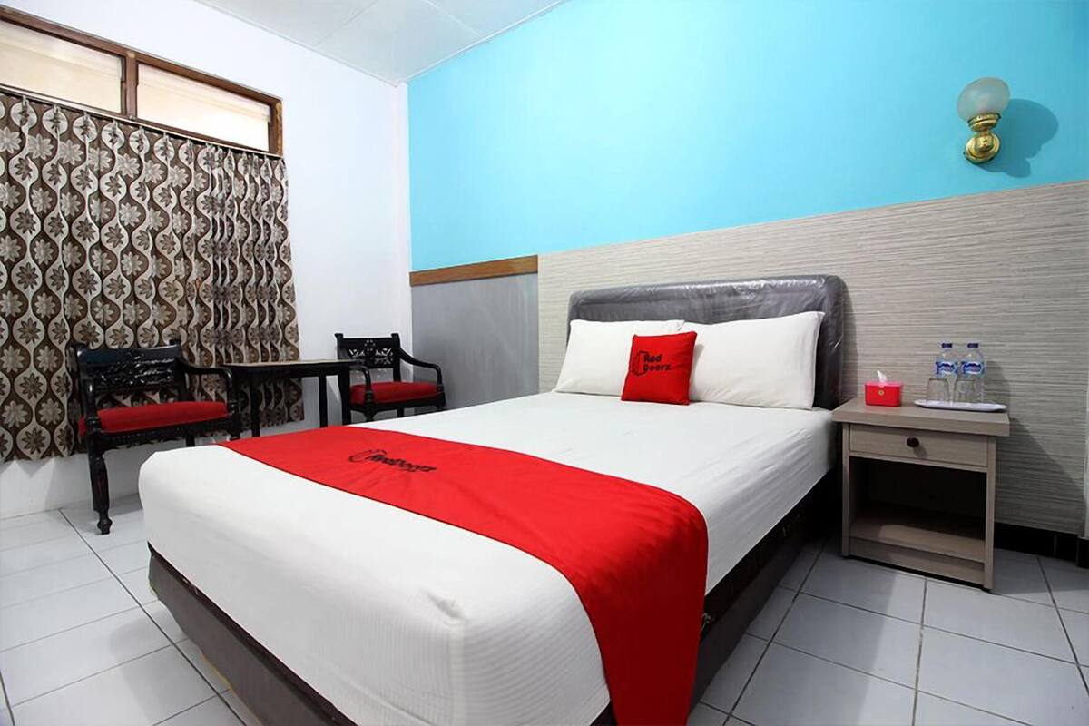 Desk, free WiFi, bed sheets