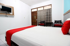 Desk, free WiFi, bed sheets - RedDoorz Plus Syariah near Lempuyangan Station 3 (Yogyakarta)