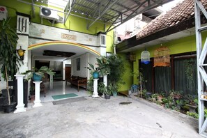 Property entrance - RedDoorz Plus Syariah near Lempuyangan Station 3 (Yogyakarta)