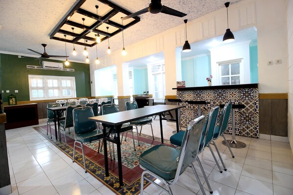 Restaurant - RedDoorz Plus Syariah near Lempuyangan Station 3 (Yogyakarta)
