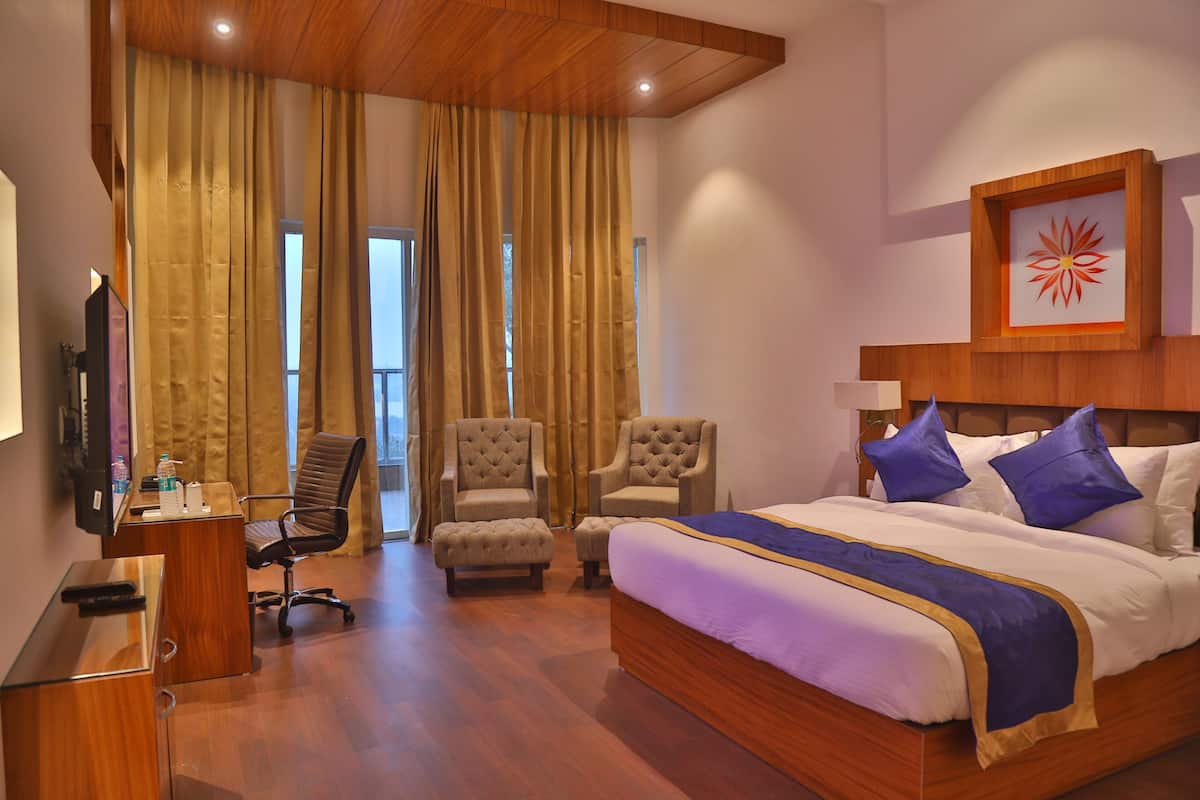 Premium Room, 1 King Bed | 1 bedroom, premium bedding, minibar, in-room safe