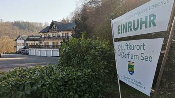 A signboard with "EINRUHR" and "Luftkuort Dorf am See" text, indicating a location.