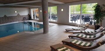 Una piscina cubierta