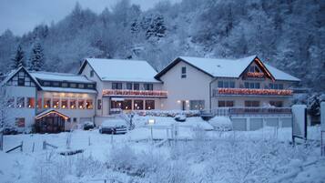 Vista frontal de la propiedad