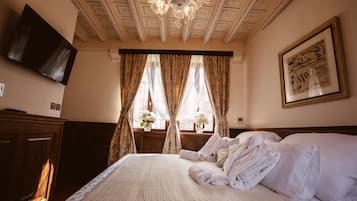 Superior Room Overlooking Peristil Square | Sábanas de algodón egipcio y ropa de cama de alta calidad
