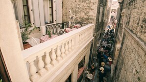 A narrow street with a balcony overlooking a crowded area. - Heritage Hotel Cardo (Split)