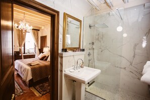 Deluxe Room | Egyptian cotton sheets, premium bedding, down comforters - Heritage Hotel Cardo (Split)
