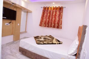 Deluxe Room | Desk, free WiFi - Kuldeep Guest House (New Delhi)