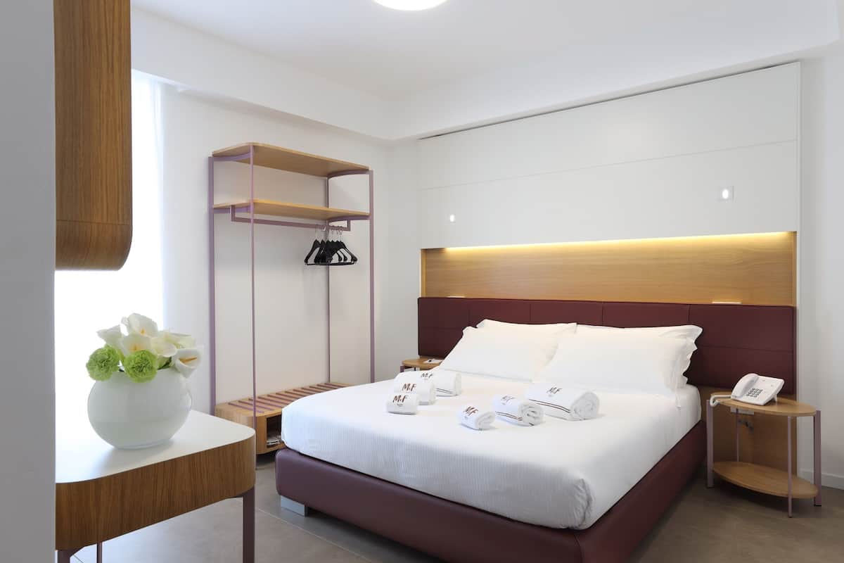 Superior-Doppelzimmer, Terrasse | Minibar, Zimmersafe, kostenloses WLAN, Bettwäsche