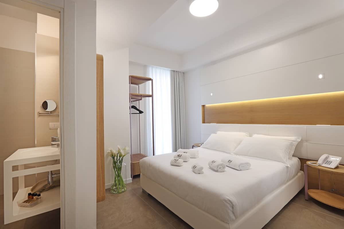 Economy-Doppelzimmer, Balkon | Minibar, Zimmersafe, kostenloses WLAN, Bettwäsche