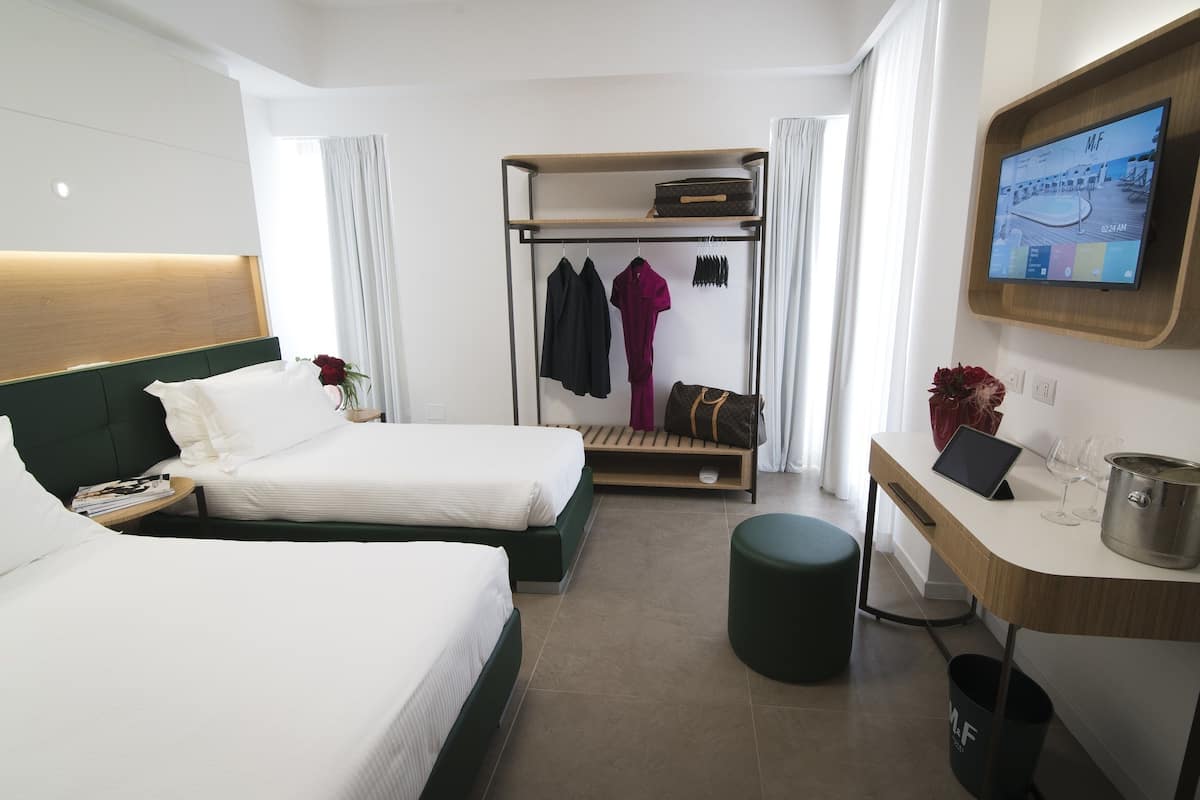 Deluxe-Dreibettzimmer, Balkon | Minibar, Zimmersafe, kostenloses WLAN, Bettwäsche