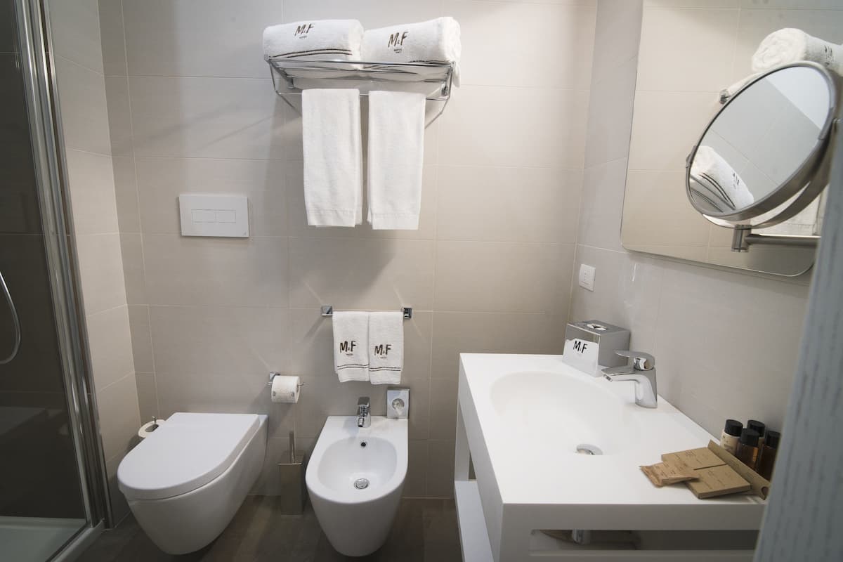 Dusche, Regendusche, kostenlose Toilettenartikel, Haartrockner