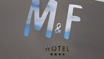 Ein Hotelschild mit den Buchstaben „M&F“ und einer Personen-Silhouette.