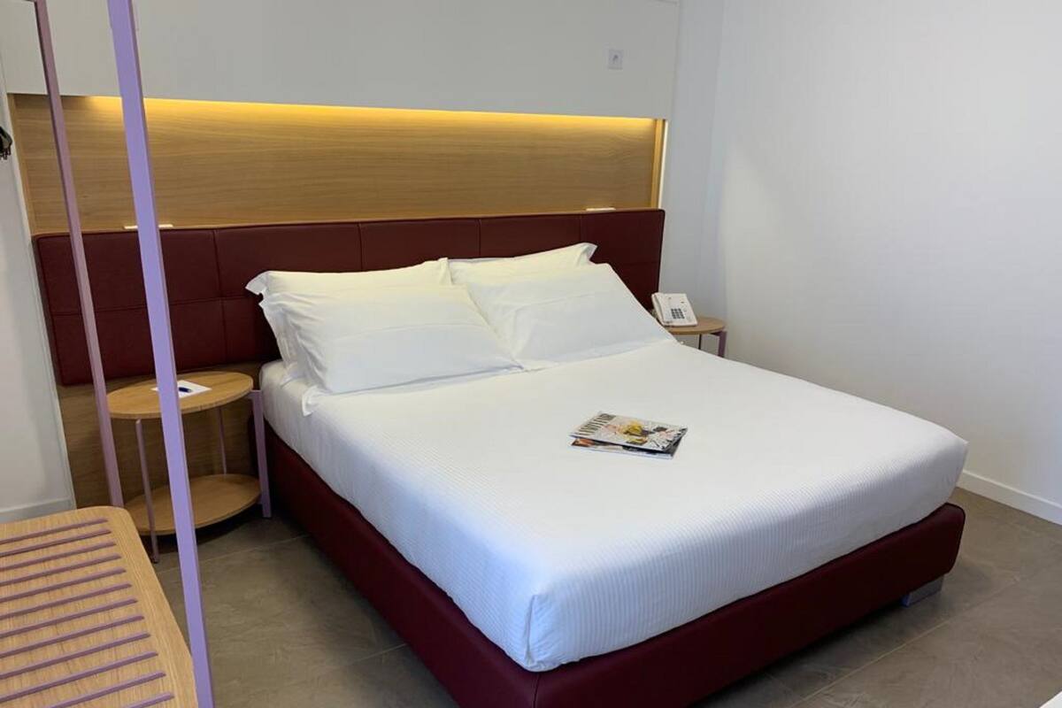 Minibar, caja de seguridad en la habitación, wifi gratis y ropa de cama 