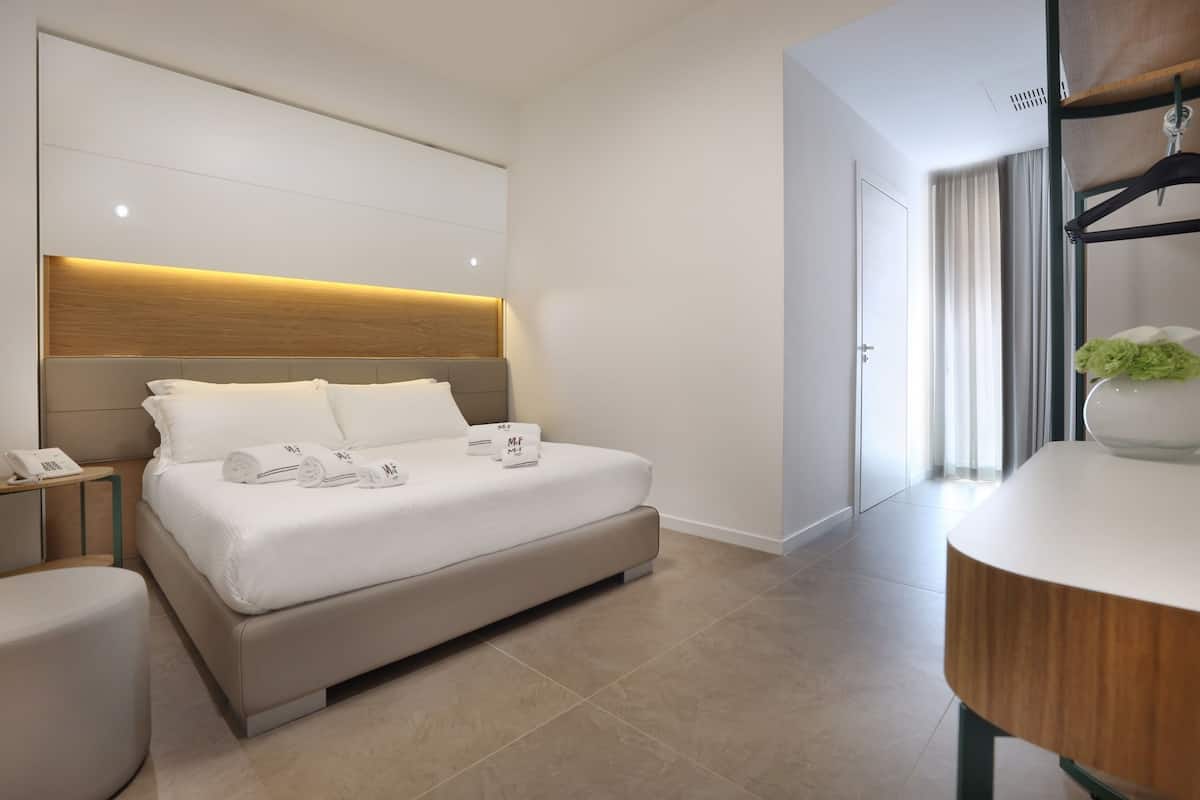 Standard-Doppelzimmer, Erdgeschoss | Minibar, Zimmersafe, kostenloses WLAN, Bettwäsche