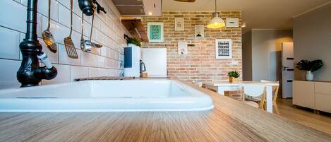 Premium-huoneisto, 1 makuuhuone, kaupunkinäköala | Yksityinen keittiö | Jääkaappi, liesi, astianpesukone, vedenkeitin