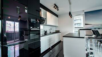 Apartamento superluxo | Cozinha privada | Geladeira, cooktop, lava-louças, chaleira elétrica