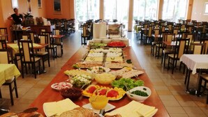 Un buffet proposant une variété de plats et une longue table.