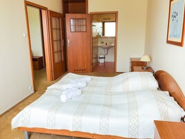 Estudio | Escritorio, sistema de insonorización, tabla de planchar con plancha