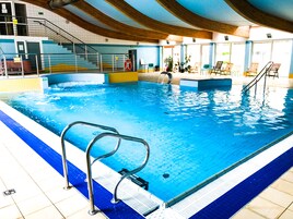 Una piscina cubierta (de 16:00 a 20:00), tumbonas