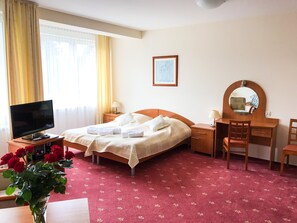 Apartamento | Escritorio, sistema de insonorización, tabla de planchar con plancha