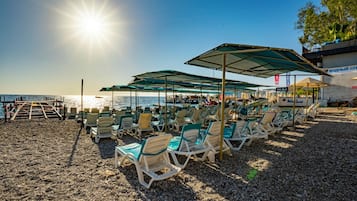 Yksityinen ranta lähistöllä, aurinkotuoleja, aurinkovarjoja