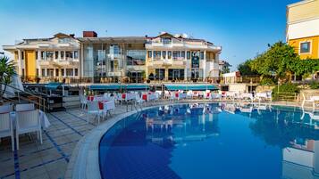 Innenpool, 2 Außenpools, Sonnenschirme, Liegestühle