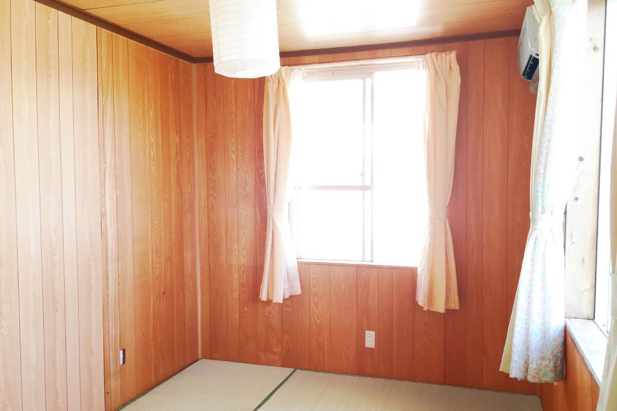 Quarto triplo tradicional, banheiro compartilhado (Japanese-Style) | Escrivaninha, Wi-Fi de cortesia, roupa de cama