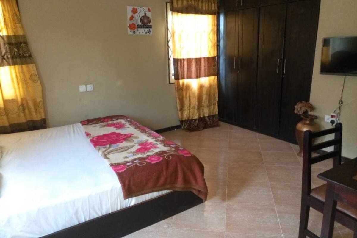 Deluxe Room | Desk, free cots/infant beds, free rollaway beds, free WiFi