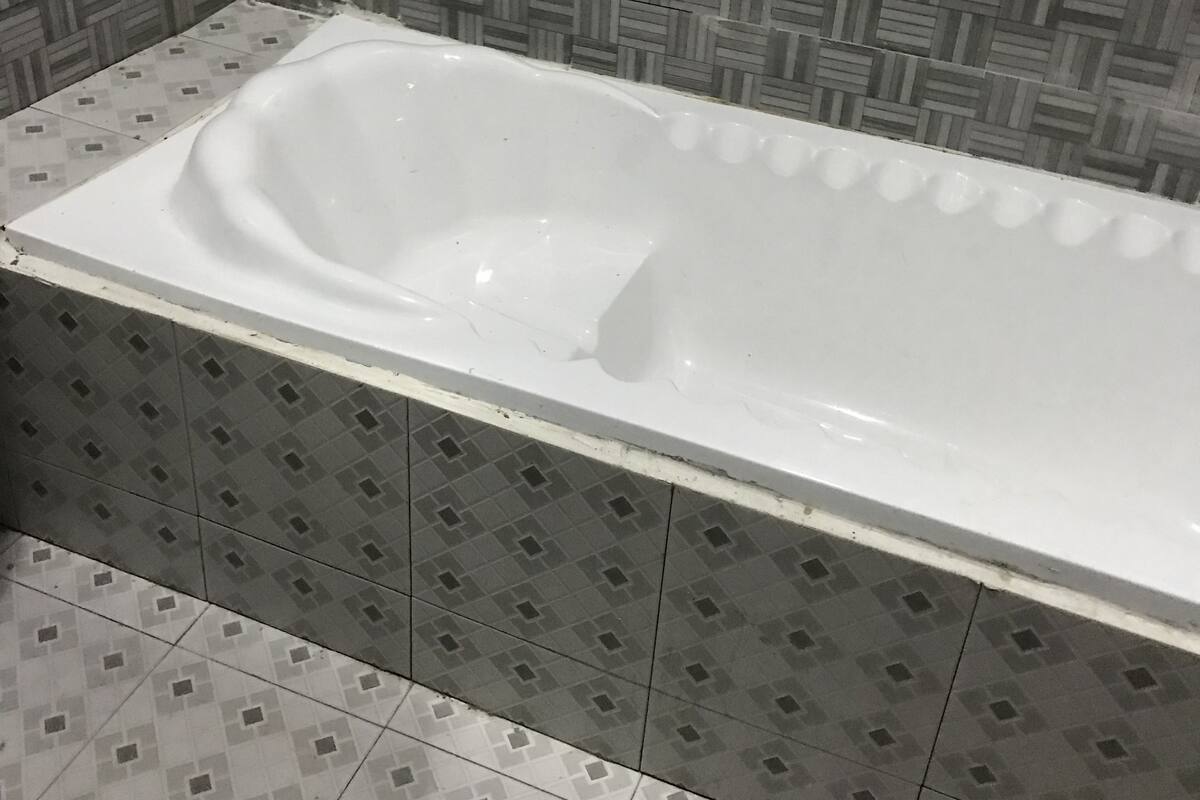 Deep-soaking bathtub