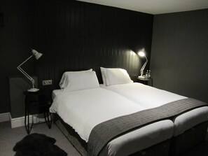 Ropa de cama de alta calidad, escritorio, wifi gratis y ropa de cama