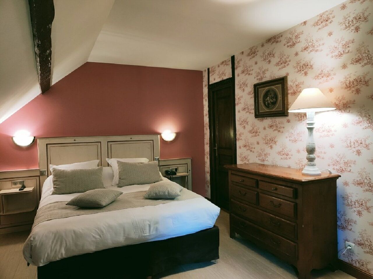 Premium bedding, in-room safe, individually decorated