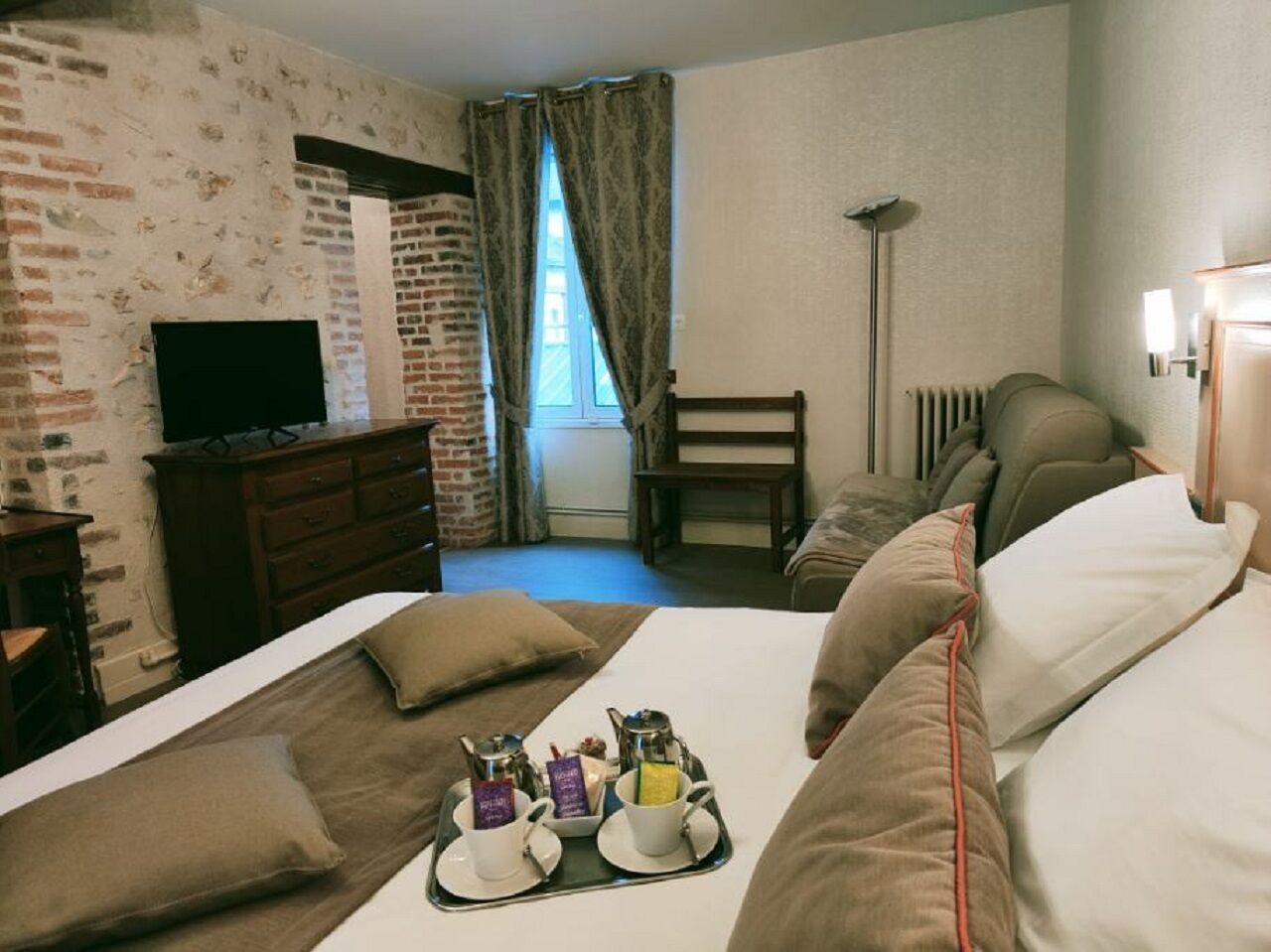 Habitación básica, 1 cama matrimonial, vista a la ciudad | Ropa de cama de alta calidad y caja de seguridad en la habitación 