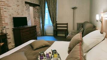 Basic Room, 1 Double Bed, City View | Premium bedding, in-room safe, individually decorated